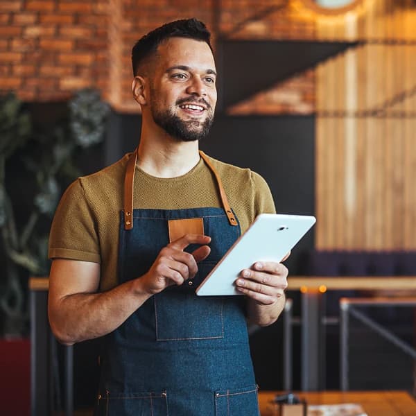 Chef préparant un plat